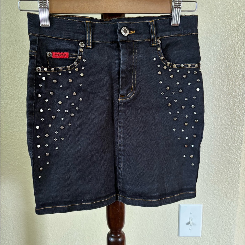 Lipstik studded black denim skirt
